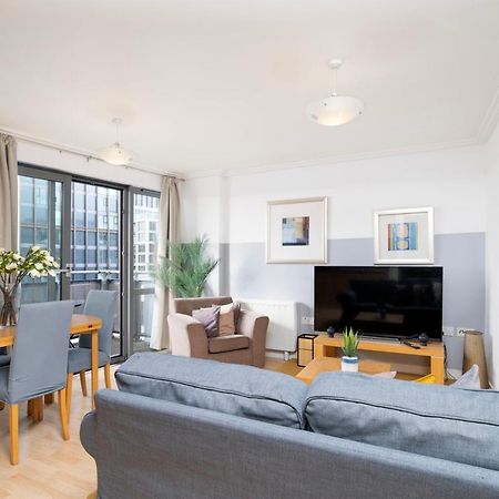 דירות לונדון Cosy Flat Right Opp Tube Station מראה חיצוני תמונה