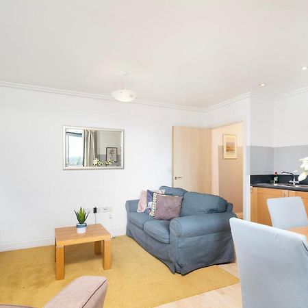 דירות לונדון Cosy Flat Right Opp Tube Station מראה חיצוני תמונה