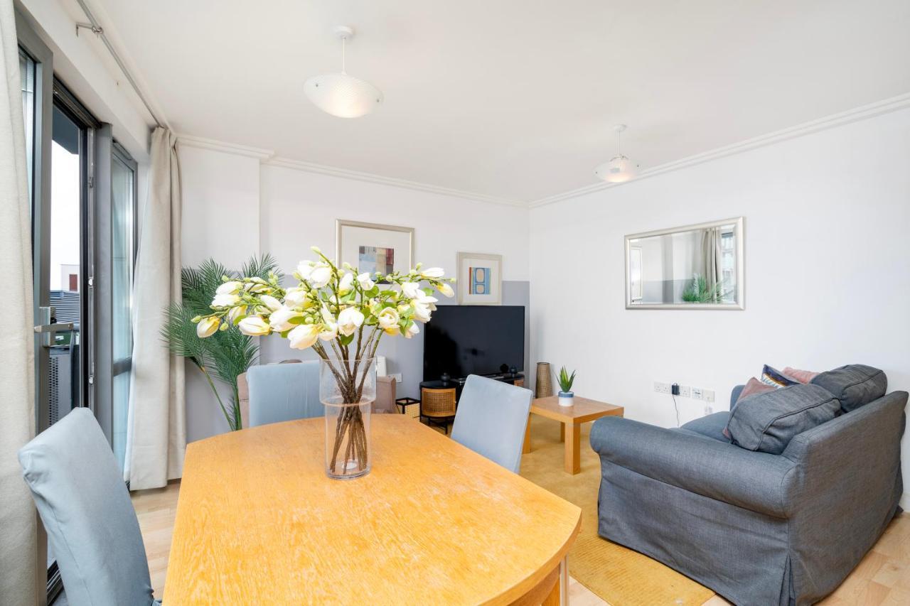 דירות לונדון Cosy Flat Right Opp Tube Station מראה חיצוני תמונה