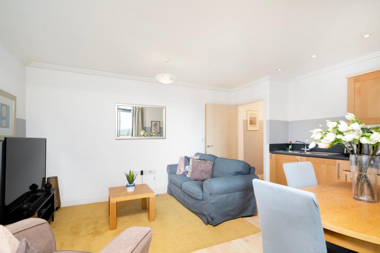 דירות לונדון Cosy Flat Right Opp Tube Station מראה חיצוני תמונה