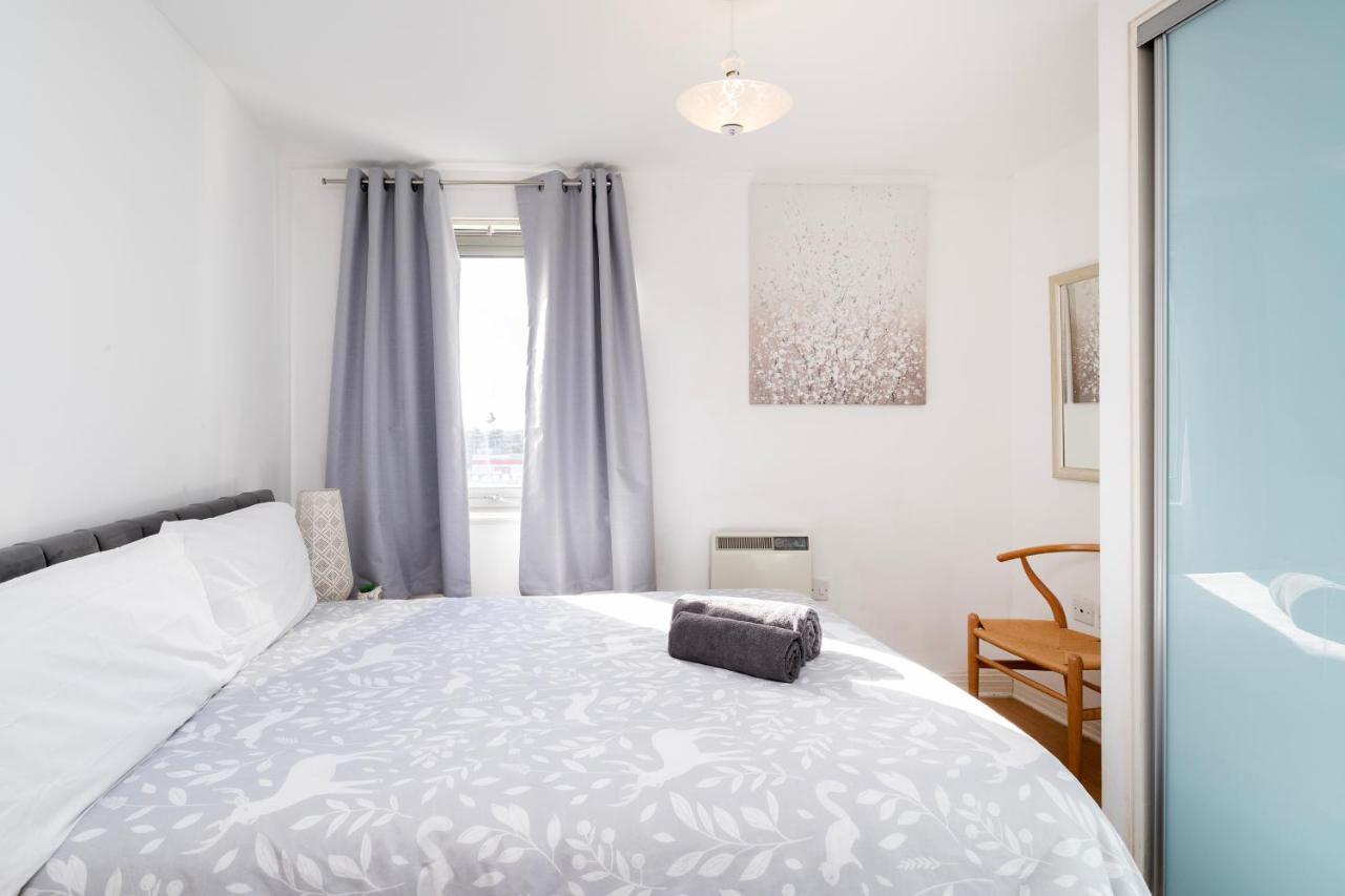 דירות לונדון Cosy Flat Right Opp Tube Station מראה חיצוני תמונה