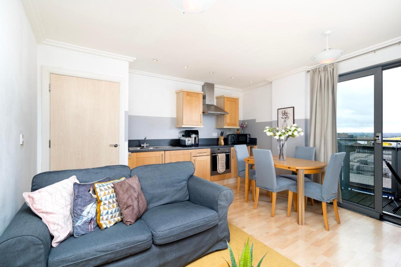 דירות לונדון Cosy Flat Right Opp Tube Station מראה חיצוני תמונה