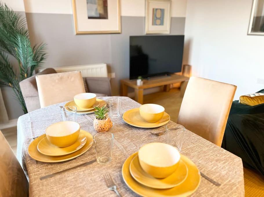 דירות לונדון Cosy Flat Right Opp Tube Station מראה חיצוני תמונה