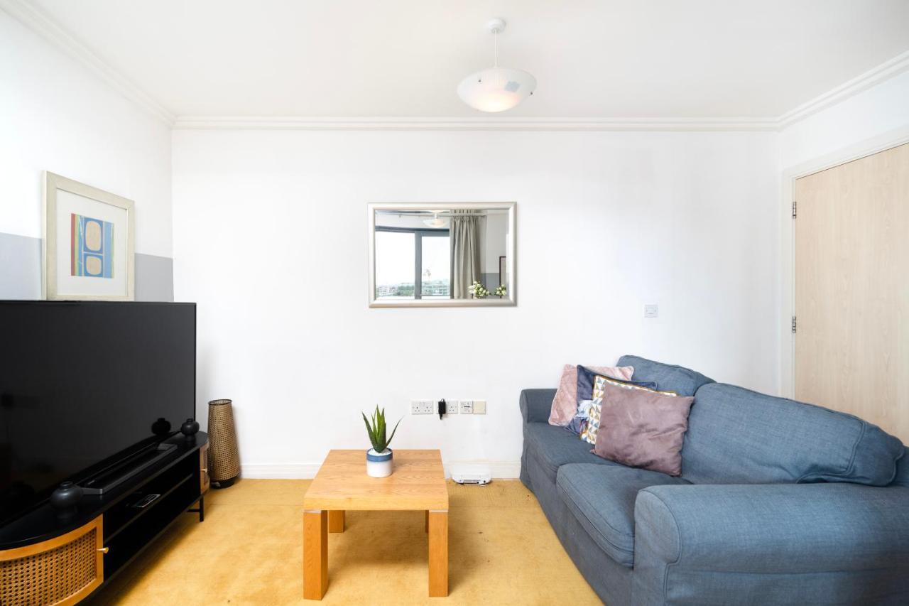 דירות לונדון Cosy Flat Right Opp Tube Station מראה חיצוני תמונה