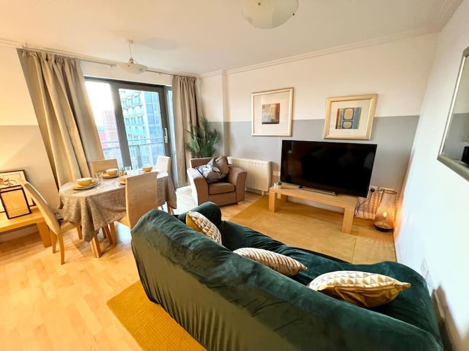 דירות לונדון Cosy Flat Right Opp Tube Station מראה חיצוני תמונה