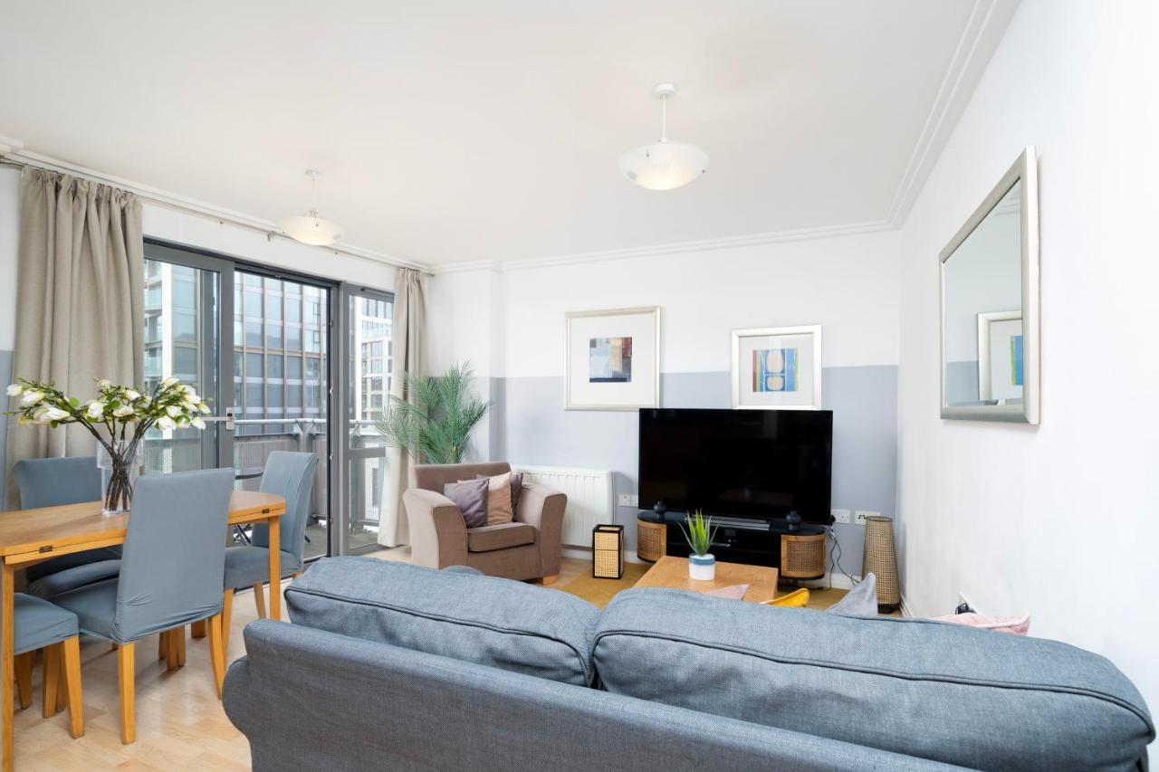 דירות לונדון Cosy Flat Right Opp Tube Station מראה חיצוני תמונה